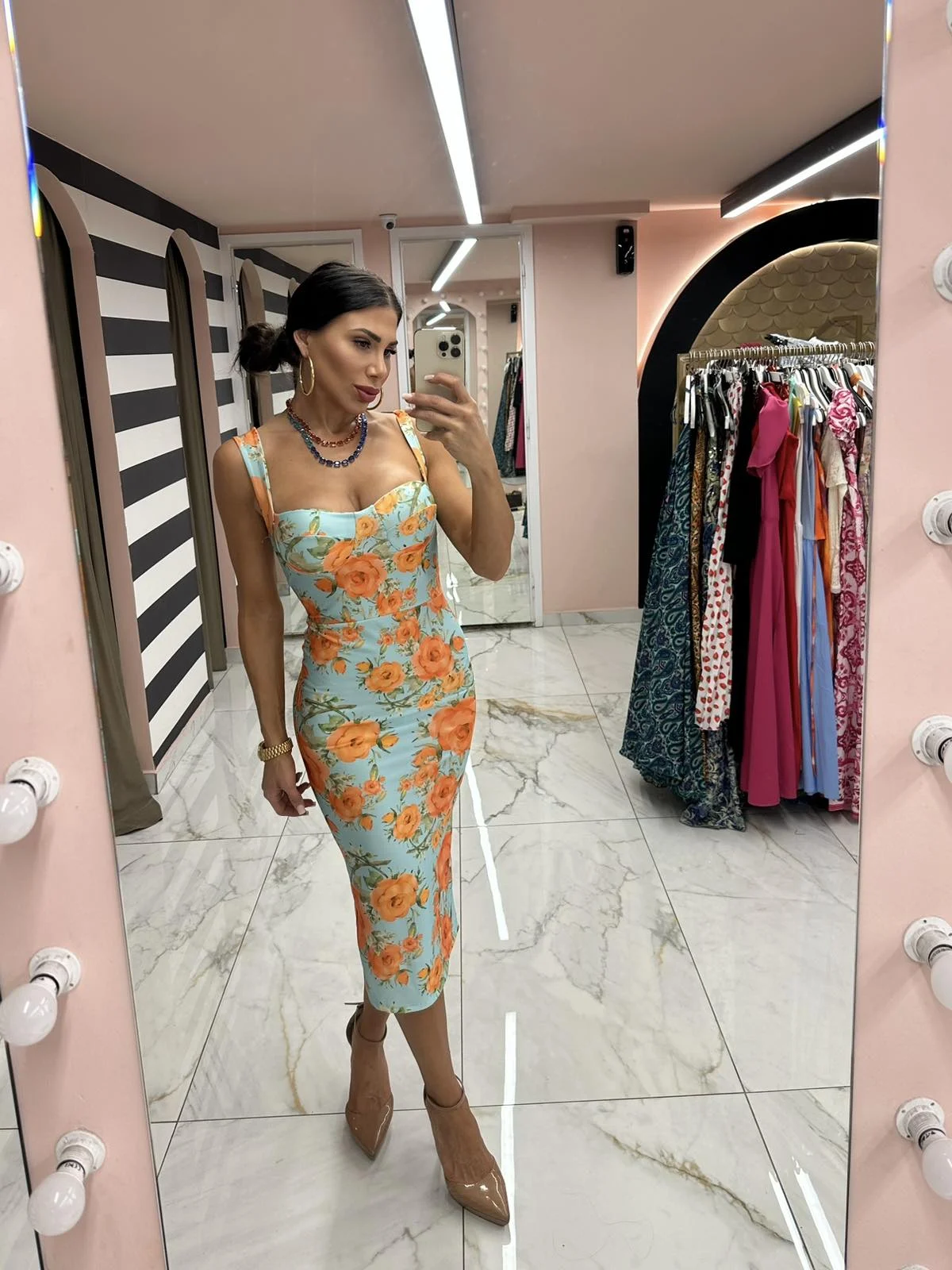 0-02-05-3c0a1b81d212abcae9cd93fed4a3eb8d1946c5cbd462d624490b7f1ca7cb55a0_7d7b0ab9750d0b9d Orange rose - Image 1