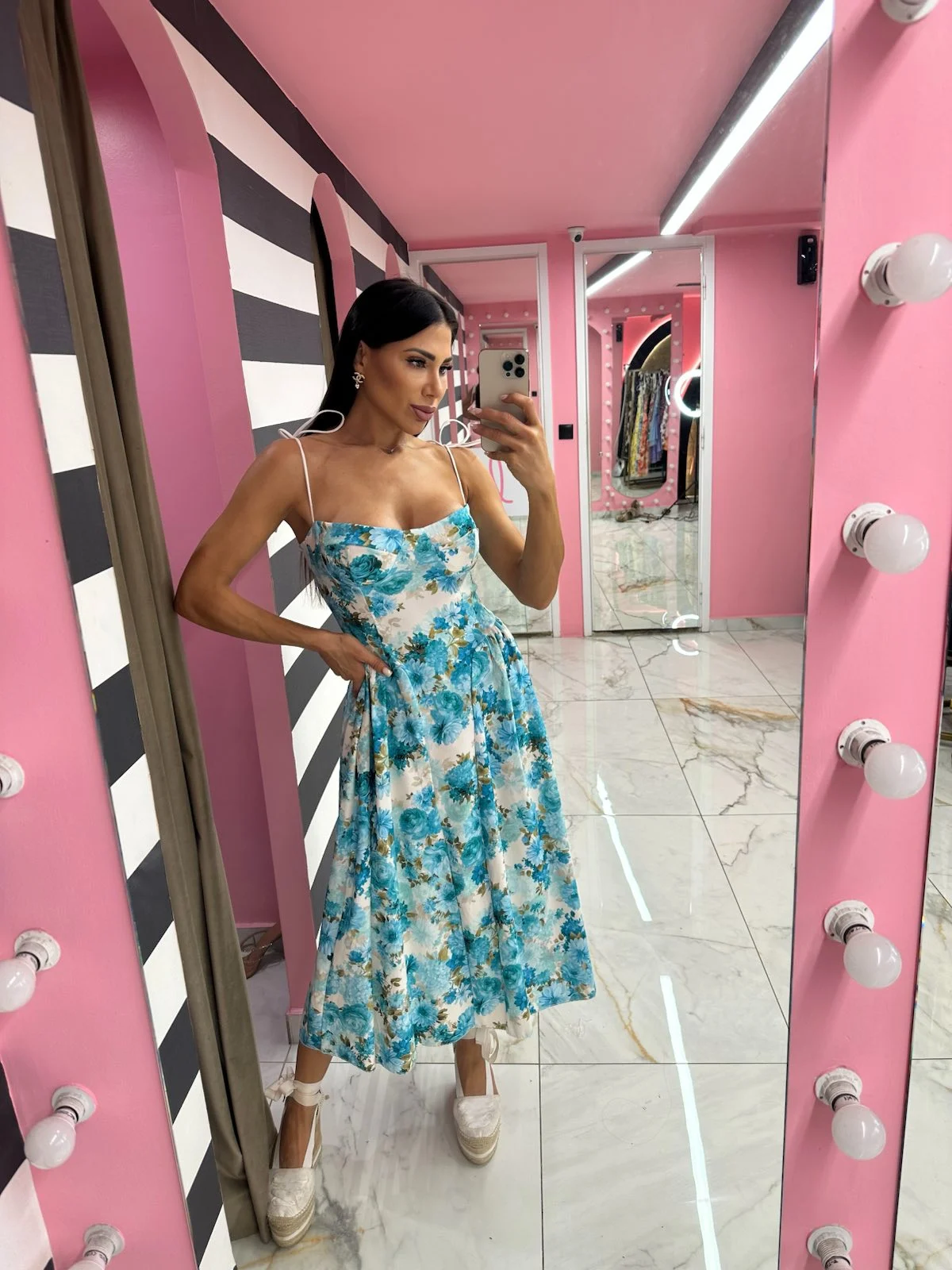 0-02-05-334df31982baf4ef5d32e29dc1e3bac3d01398c24e2f30f77f25e0aa7ff54612_d67a826b8fbe544d Lorenzo Light Blue - Image 1