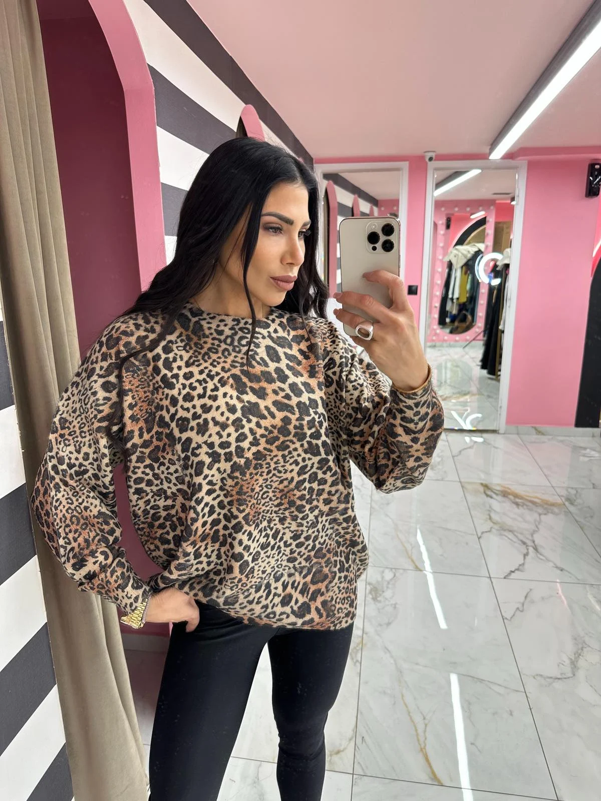 0-02-05-b18e87f5719959a5aede3810a8d14b1caec63d62c331db9cb018f654733a7d5c_222a38acf7c Leopard Cozy - Image 1