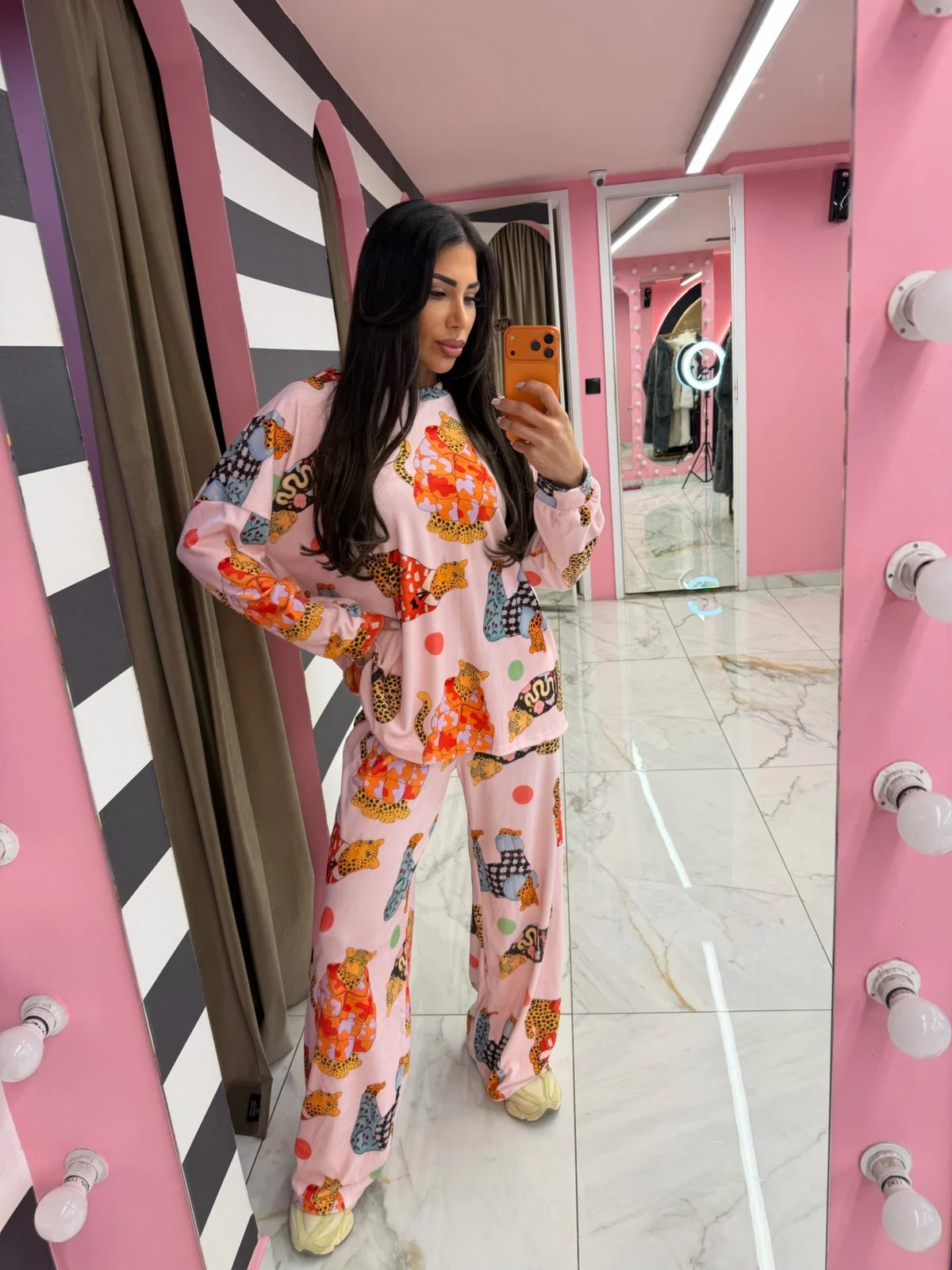 0-02-05-ab541169b2f44f79648b99bbc449658ca480c983bb9be4adaf97ddb9d15d0883_22350e1e0d0 Wild Cats Pyjama Set - Image 1